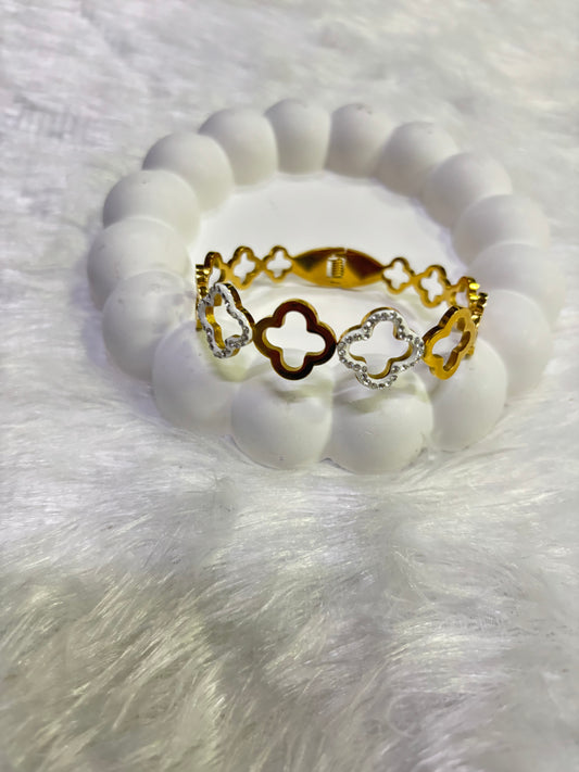 Four-Leaf Clover Kada – Gold & Stone Designer Bangle