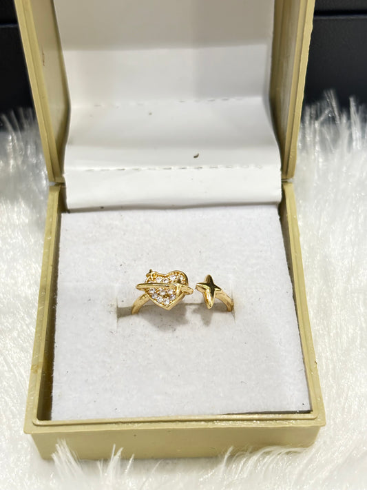 Gold Trinity Heart Ring – Elegant Romantic Jewelry