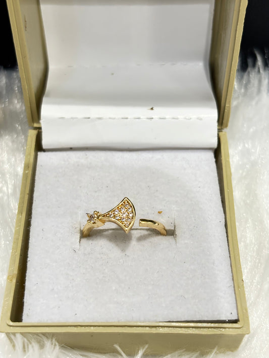 Gold Shell Ring – Beach-Inspired Elegant Jewelry