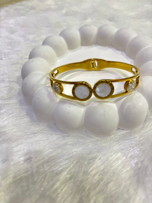 White Stone Circle Kada – Elegant Gold Designer Bangle