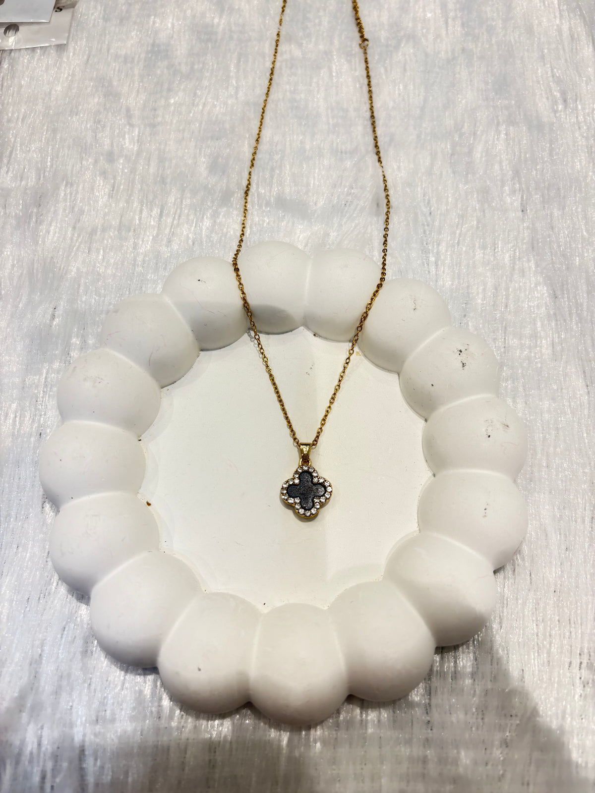 Reversible Clover Pendant Necklace – Black & White Dual Style