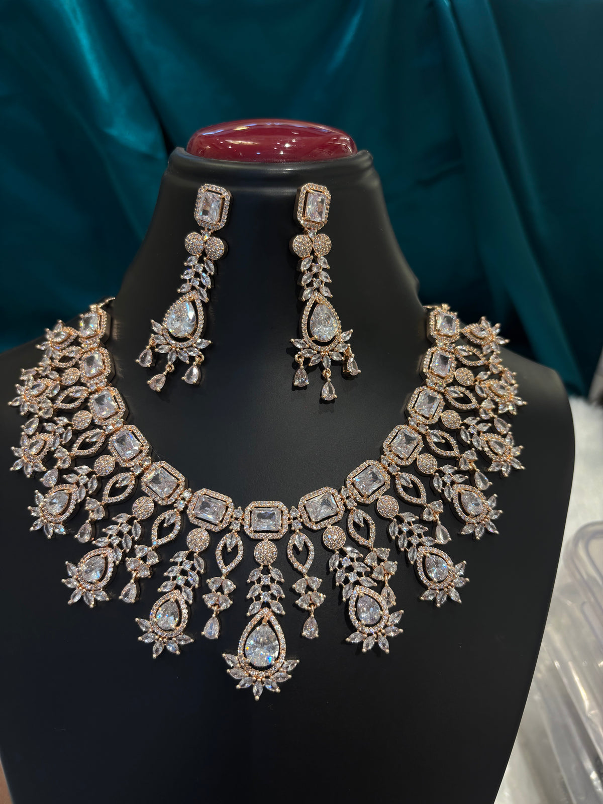 Clear Stone Heavy Rose Gold Plated Tear Drop Haar Set – Grand Bridal & Festive Jewelry