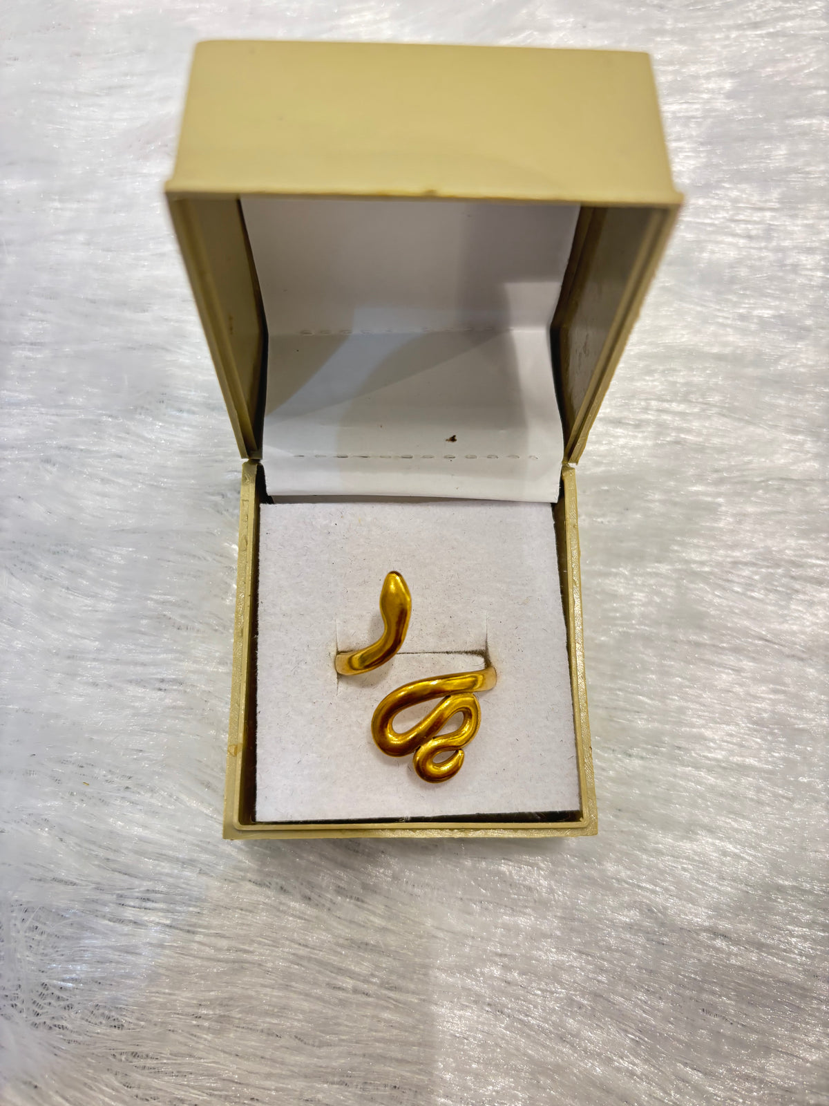 Abstract Fluid Design Gold Ring – Modern Statement Jewelry
