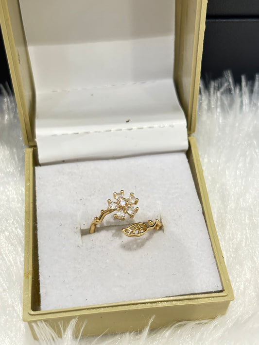 Gold Flower Ring – Elegant Floral Jewelry