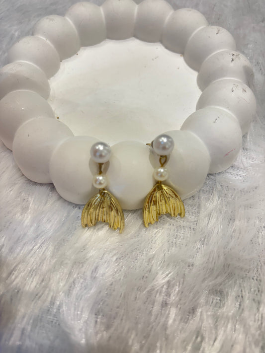 Golden Leaf Pearl Drop Earrings – Modern Fashion Jewelry